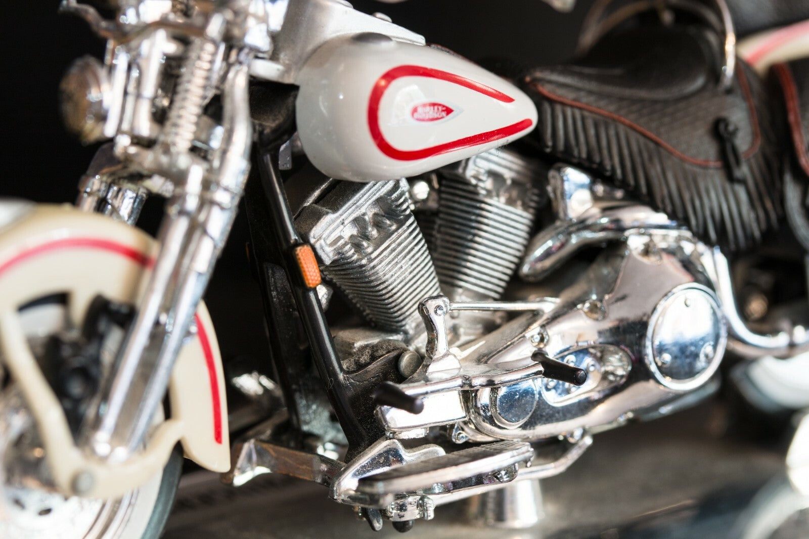 Maisto 1999 Harley-Davidson FLSTS 1340 Softail Heritage Springer OOB